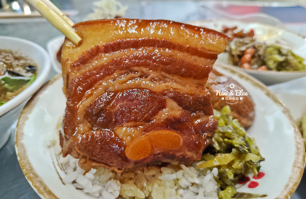 草屯菜市場口爌肉飯豬腳便當19