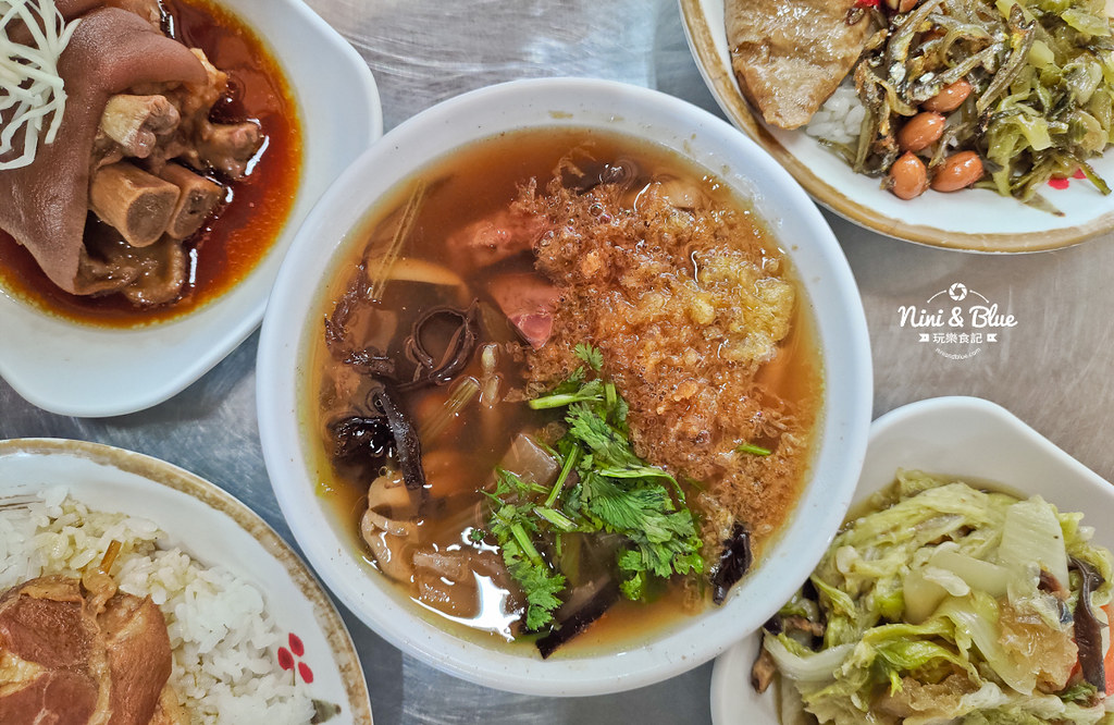 草屯菜市場口爌肉飯豬腳便當15