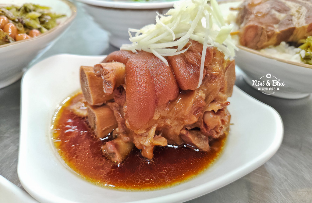 草屯菜市場口爌肉飯豬腳便當09