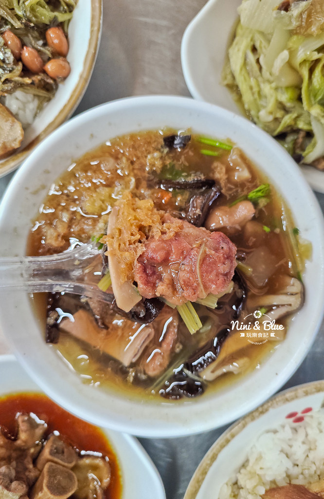 草屯菜市場口爌肉飯豬腳便當18