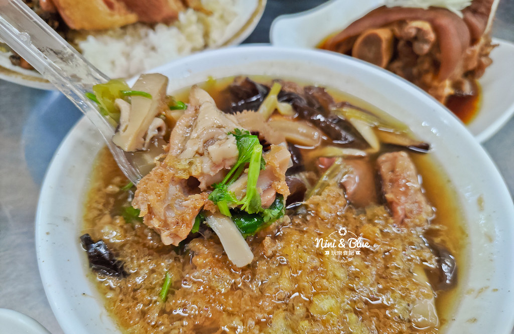 草屯菜市場口爌肉飯豬腳便當16