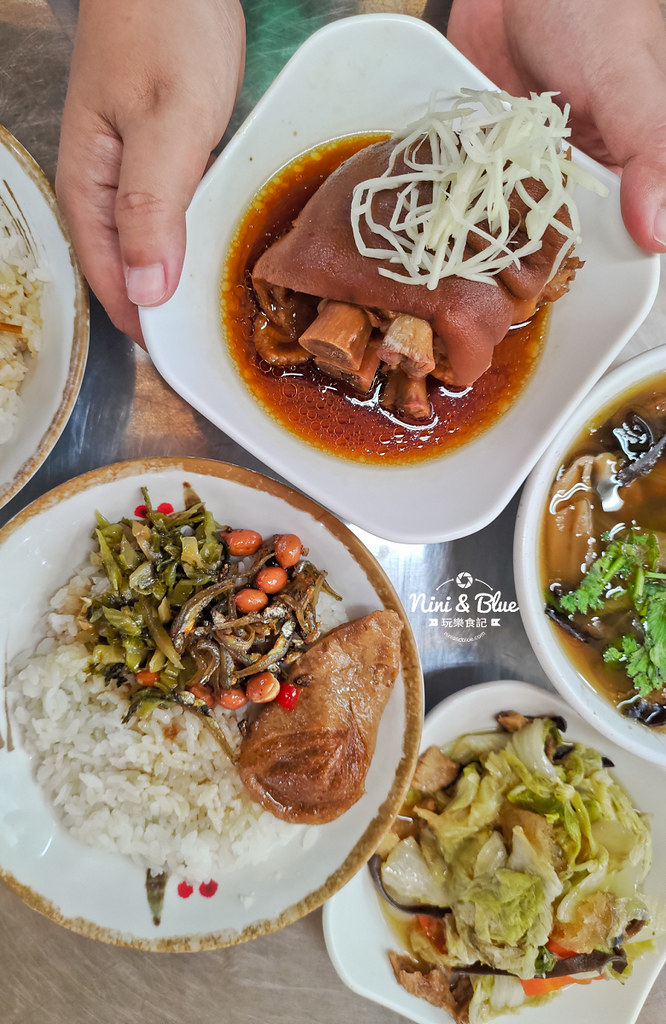 草屯菜市場口爌肉飯豬腳便當13