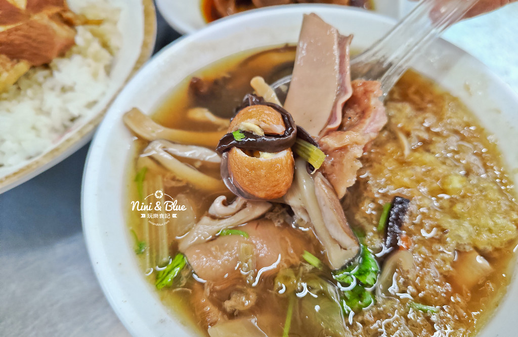 草屯菜市場口爌肉飯豬腳便當17
