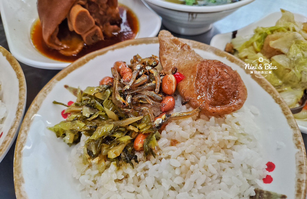 草屯菜市場口爌肉飯豬腳便當14