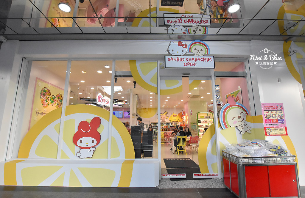 kitty &X-Store台中三麗鷗聯名7-11商店02