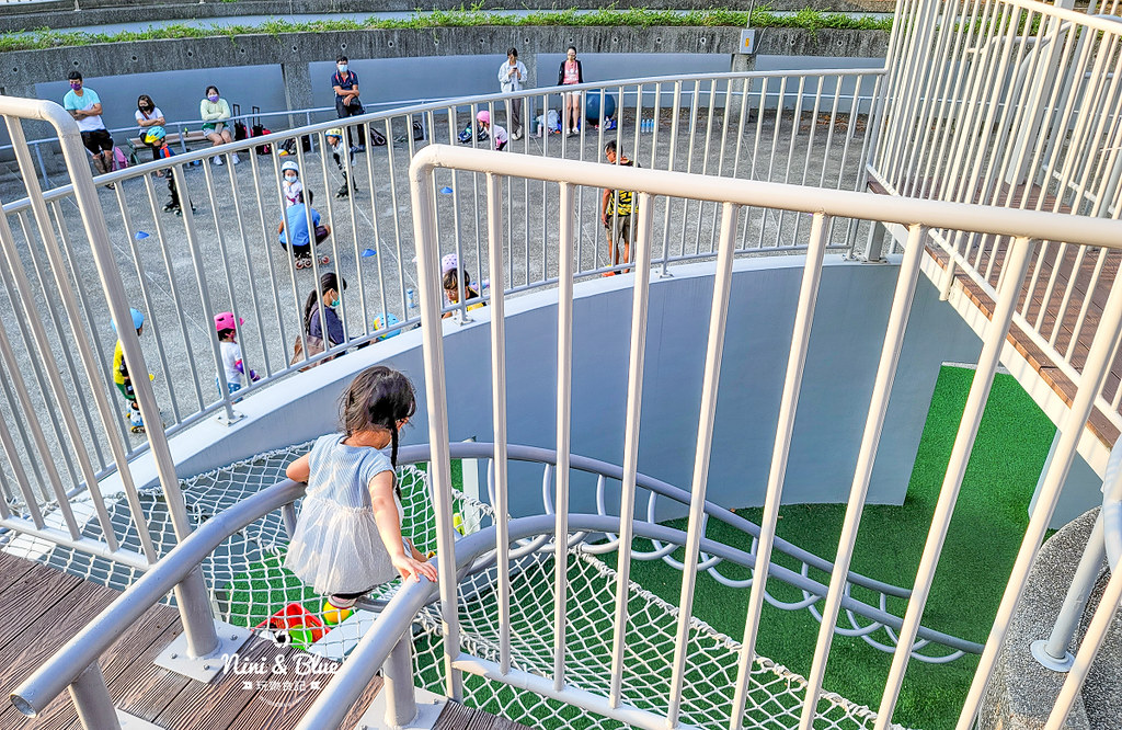 豐原中正公園 繭型溜滑梯 餵魚 親子景點12 豐原中正公園 繭型溜滑梯 餵魚 親子景點12